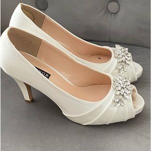 Size 6.5 wedding, prom, homecoming shoes. Barely worn, run large.